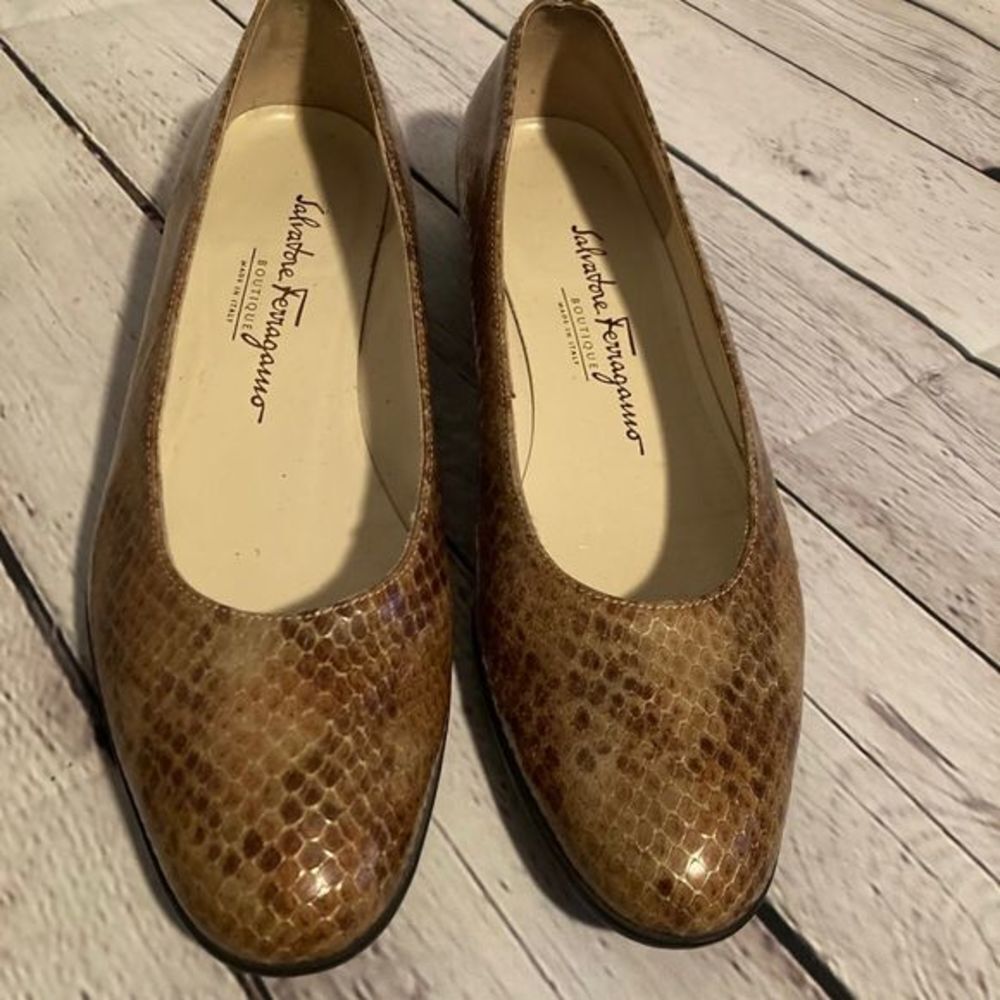 Salvatore Ferragamo snakeskin round toe Sz 5.5